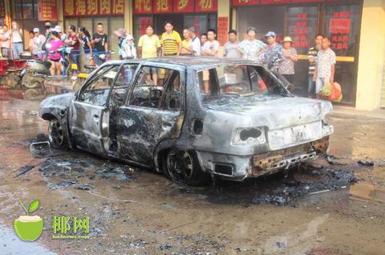 海口灵山镇一小轿车自燃 车主及时逃离无人员伤亡