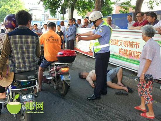4月21日上午,一名男子醉倒在海口秀英大道,海口交警巡逻发现后,通知其家人带回家。