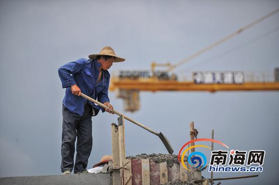 劳动者。海报全媒体中心记者 袁琛 摄