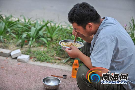 劳动者。海报全媒体中心记者 袁琛 摄