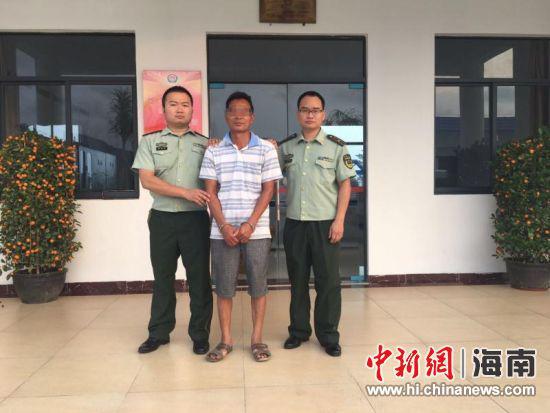　　男子持刀阻碍执法被三亚警方刑事拘留。