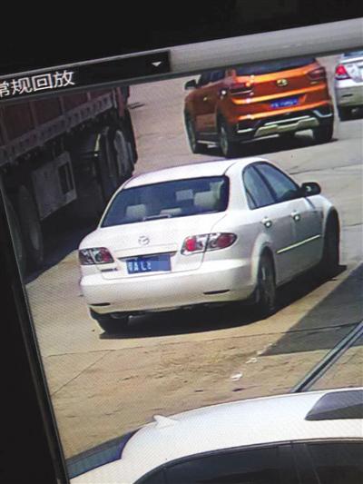     嫌疑人开着白色海马轿车离开现场(监控截图)