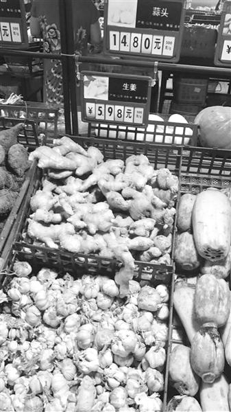 　　海口一超市里的大蒜卖到了14.8元/斤。