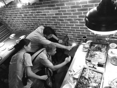 　　执法人员赶到烤鱼店时，老鼠仍在炭灰盘里