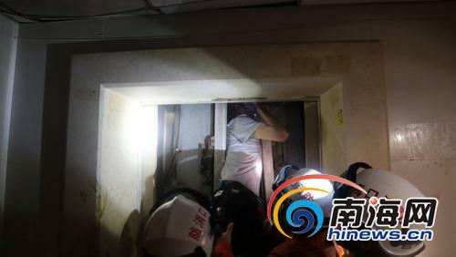 &nbsp;&nbsp;&nbsp; 消防正在营救被困电梯内的女孩。南国都市报通讯员潘伟摄
