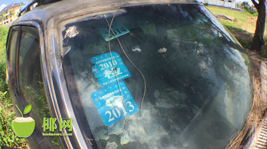 前车窗还贴着年检合格标，最近的年份是2014年，已经脱检3年了。