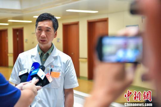 7月5日,解放军总医院海南分院肝胆外科主任纪文斌接受媒体采访介绍手术相关情况。 骆云飞 摄