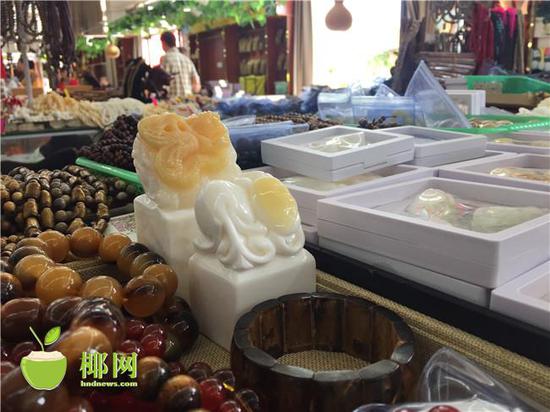 ▲商家把砗磲公开摆在柜台销售
