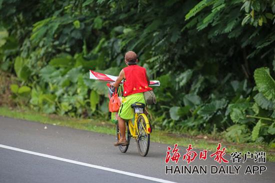 男子在高速路上骑共享单车。海南日报记者袁琛摄