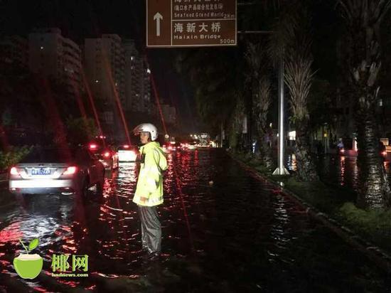据统计,当天共计出动1506名警力,未发生因积水及港口复航引发交通堵塞情况。