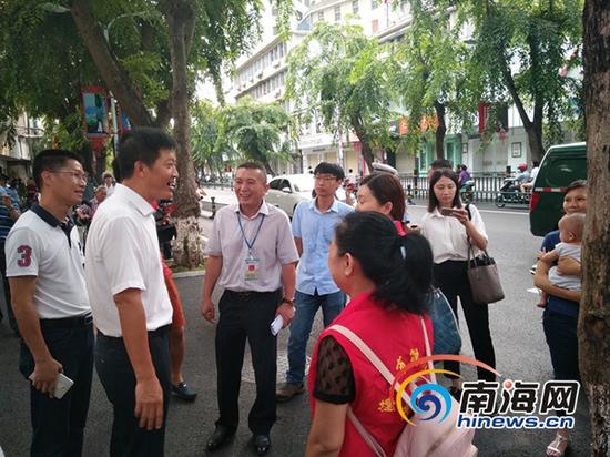检查组检查海口市第九小学校园周边环境,检查组人员与志愿者交谈。南海网记者刘麦 摄
