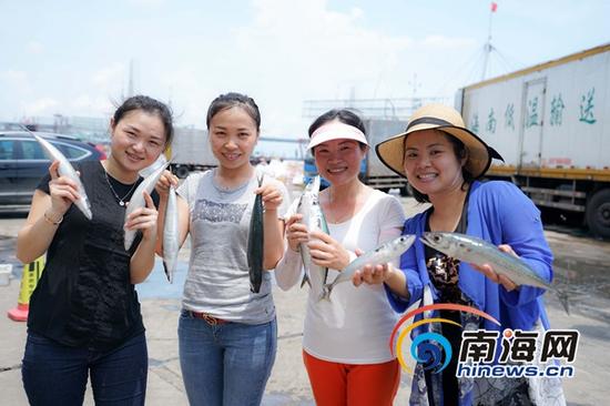 共同的创业梦想让伍秀丽、韩小琳、王彦予、钟亚敏(左起)4个女汉子有了新的奋斗目标。海报集团全媒体中心记者 王凯 摄