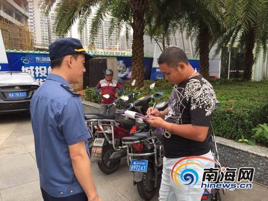 9月4日,海口市交通港航综合执法支队龙华大队执法人员对海口高铁火车站东站附近及周边的非法营运行为进行整治。通讯员王南供图