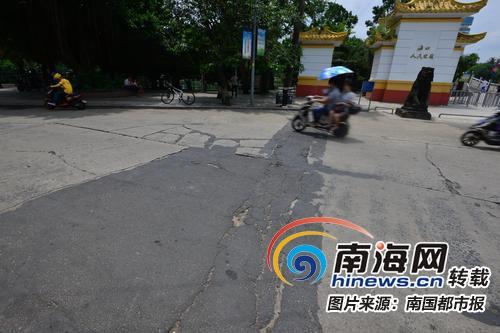 东湖路布满裂缝和补丁。