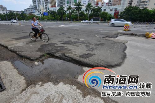丘海一横路坑洼不平。