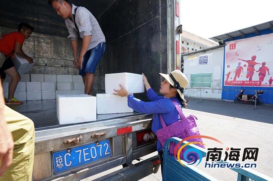 钟亚敏提醒工人一定要轻拿轻放。海报集团全媒体中心记者 王凯 摄