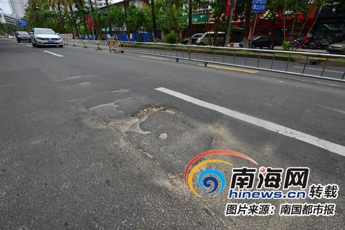 龙华路坑洼不平。