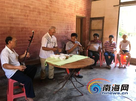 邢增华老人与乐友一齐合奏《盅盘舞》吸引村民驻足观看。南海网记者 庄晓珊 摄