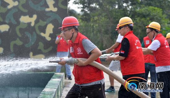 9月13日,海南50多位公务人员在海南省防灾减灾训练基地开展安全管理实训演练。海报集团全媒体中心记者王凯摄