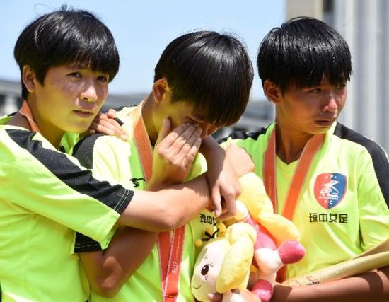 琼中女足三名队员在颁奖仪式上伤心落泪。新华社记者吴帅帅摄