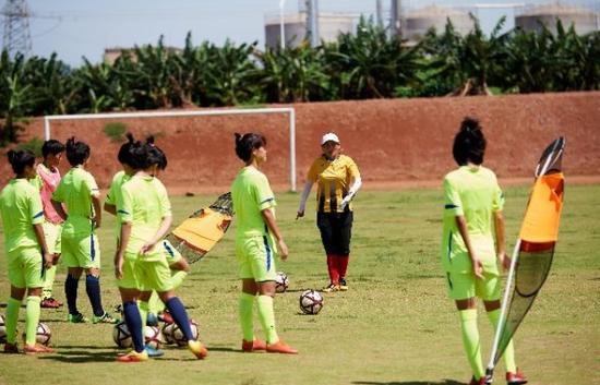 8月9日，琼中女足的队员在训练中。新华社记者赵颖全摄