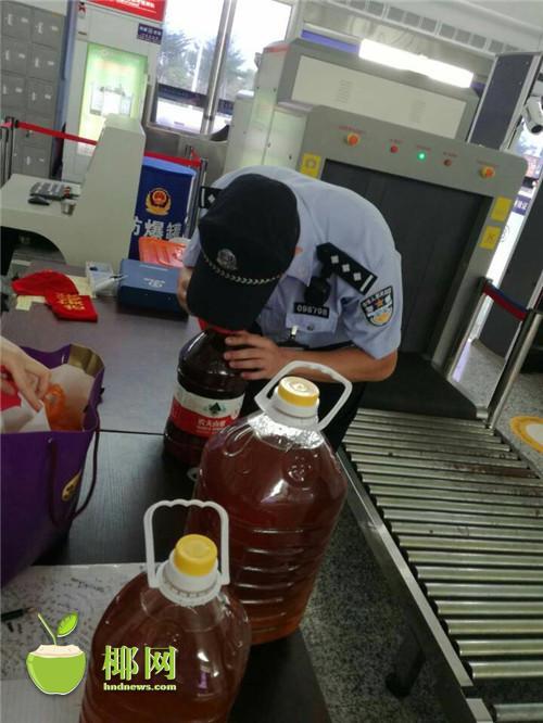 海南一老太太欲巧带10公斤酒上高铁 被安检当