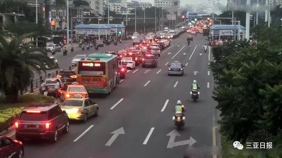 警车开道与时间赛跑，三亚一男子突发心脏病被及时送到医院。三亚日报记者苏隐墨翻拍