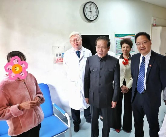 陈国强校长一行到心血管内科病房与住院患者交谈