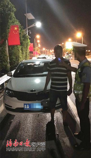 ↑交通违法行为人陈某义被交警路管员查获。三亚警方供图