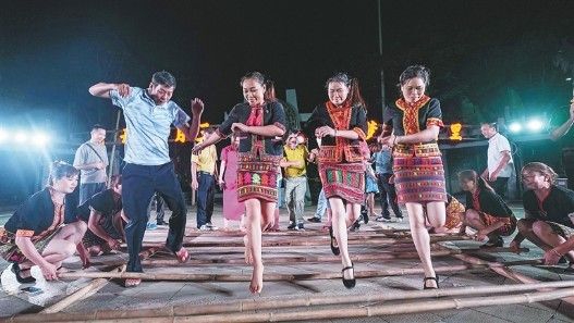 在昌江王下乡见证一朵“黎花”盛开