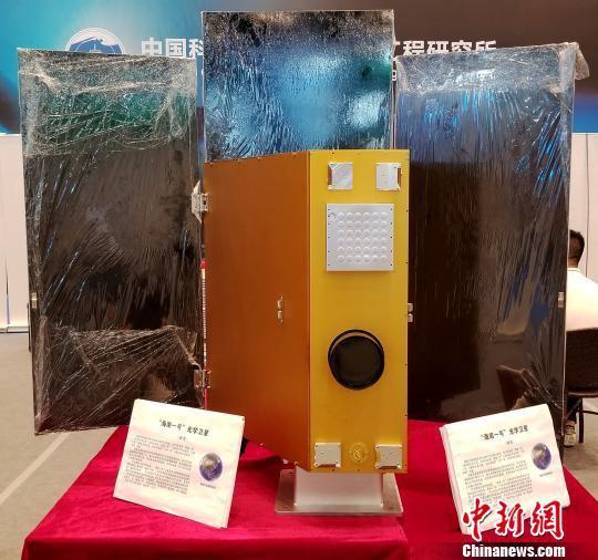 “海南一号”光学卫星一比一模型。　王晓斌　摄
