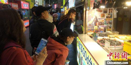 台南市白河夜市自治会考察团参访海口泰龙城美食城。 邢诒文 摄