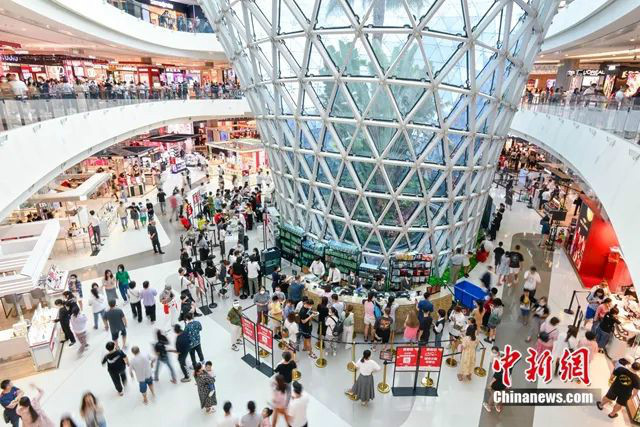 图为2023年1月22日，cdf三亚国际免税城吸引众多顾客前来购物。骆云飞 摄
