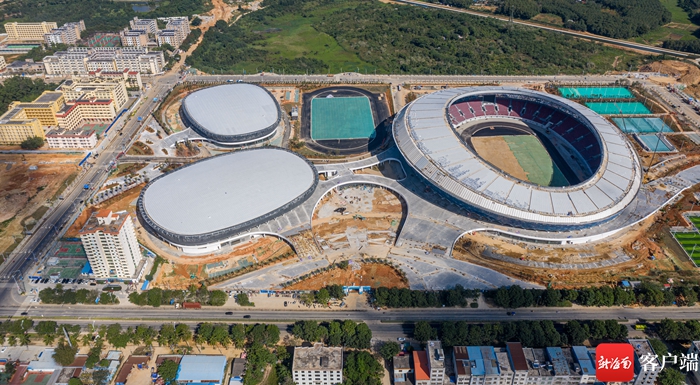 俯瞰儋州市体育中心“一场两馆”项目。记者 刘洋 摄