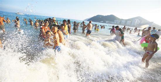 每年端午节都有大批海南居民到海边“洗龙水”。 海南日报记者 武威 摄