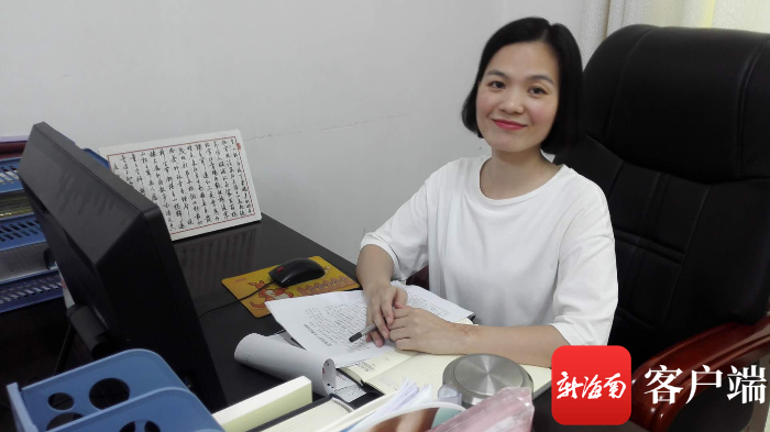 吴梅霞在办公室工作。