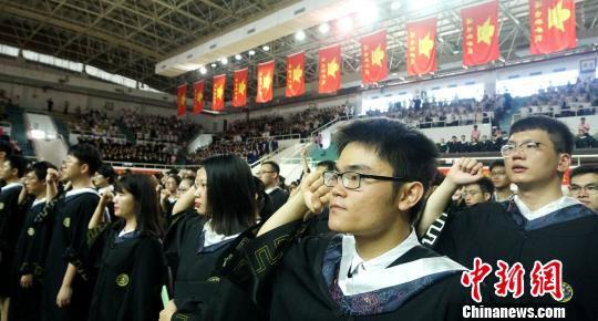 海南医学院毕业生进行集体宣誓。　黄艺 摄