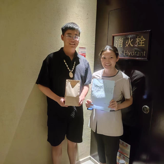 金茂三亚亚龙湾丽思卡尔顿酒店工作人员为宾客找回金手链，宾客送上感谢信