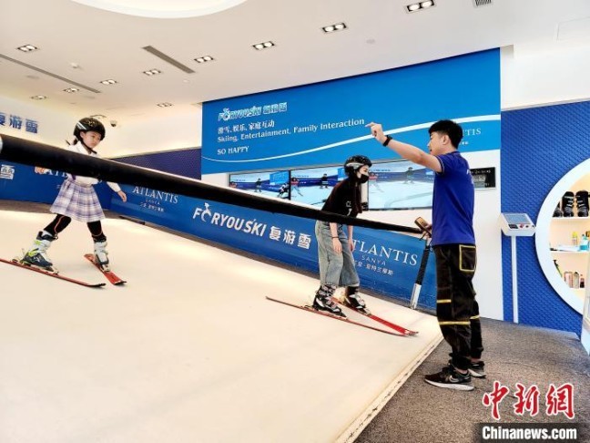 滑雪教练李玉鑫在室内滑雪馆教学员技术动作。　王晓斌 摄
