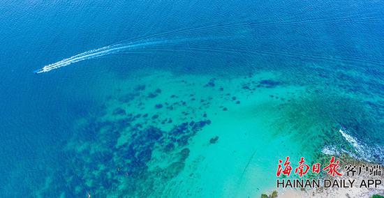 高空航拍万宁石梅湾内加井岛海域。海南日报记者 张茂 摄