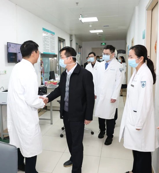 李文秀主任一行到海南省人民医院放射科看望慰问一线医务人员