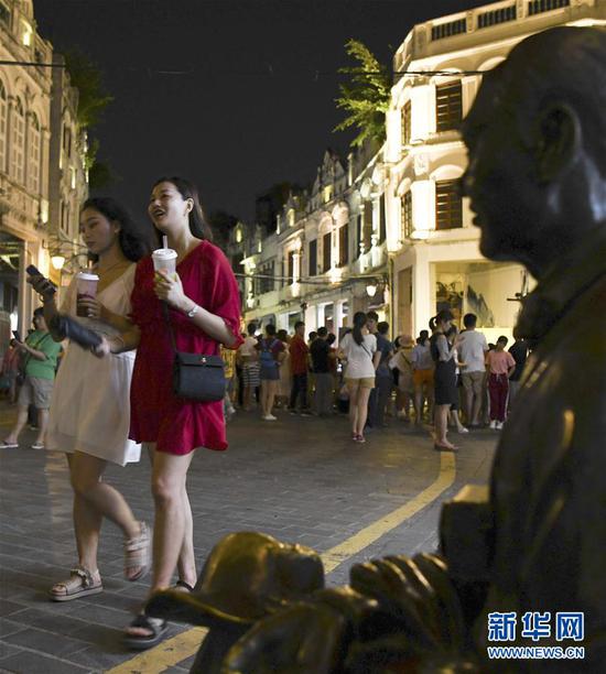 6月8日，游客游览夜色下的海口骑楼老街。新华社记者 杨冠宇 摄