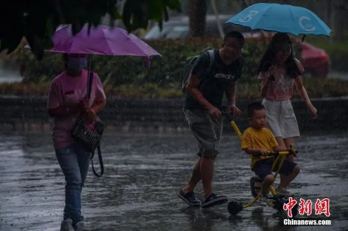 台风“森拉克”擦过海南三亚,琼岛出现强降雨天气。骆云飞 摄