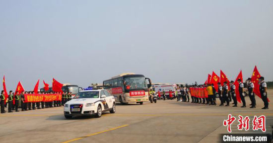 3月28日下午，海南省举行仪式迎接凯旋的医疗队员们。　尹海明 摄