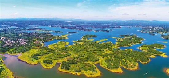 蓝天白云下，定安南丽湖景区风景如画。本报记者 张茂 摄