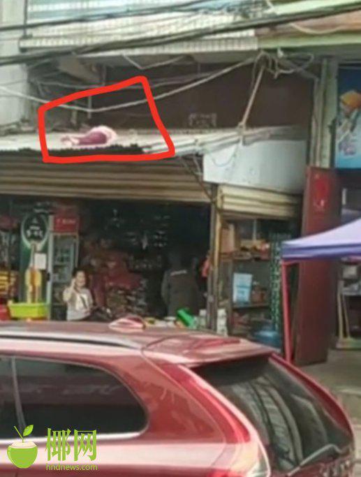 疑因家庭纠纷，女子打开三楼窗户，纵身一跃砸向