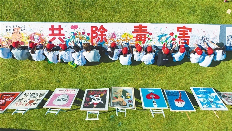六月二十二日，在海口市万绿园，学生代表通过绘画的形式参与禁毒宣传。本报记者 袁琛 摄