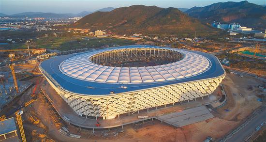 2月2日，清晨第一缕阳光洒在三亚国际体育产业园体育场项目工地上，形似白鹭翅膀的外立面膜优雅灵动。 海南日报记者 封烁 摄