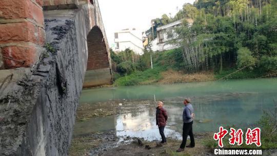 12月16日，地震发生后，宜宾市公路局检查G547宜兴线长宁镇龙头镇官兴大桥。　钟欣　摄