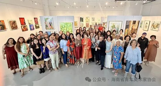 新加坡前社会发展及青年体育部政务部长符喜泉博士与女艺术家们合影